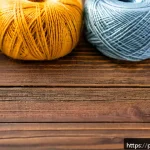 섬유기사와 시험 준비의 효과적인 방법 - A detailed close-up of various textile fibers displayed on a wooden table, showcasing natural fibers...